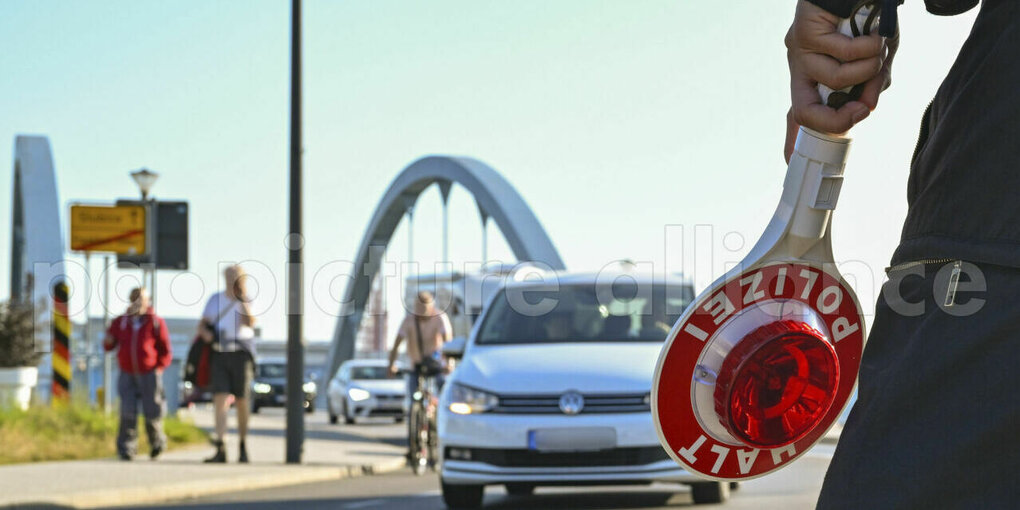 Ein Beamter der Bundespolizei steht am deutsch-polnischen Grenzübergang Stadtbrücke bei einer Kontrolle gegen die Schleuserkriminalität.