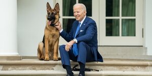 Präsident Joe Biden mit einem Hund.