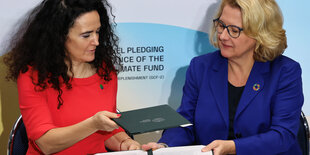 Chefin des UN-Klimafoonds Mafalda Duarte und Entwicklungshilfeministerin Svenja Schulze bei einer Pressekonferenz.