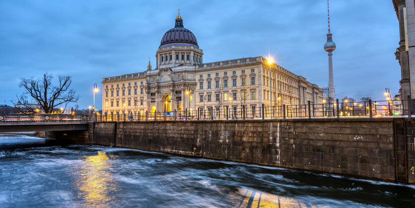 Das Bild zeigt das wieder aufgebaute Berliner Schloss an der Spree.