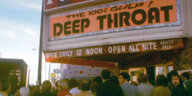 Eine Menschenmenge drängt sich vor dem "Pussycat Theatre" in Los Angeles, in dem der Pornofilm «Deep Throat» gezeigt wird