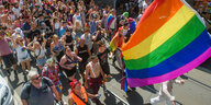 Demonstration mit Regenbogenfahne.