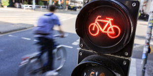 Ein Radfahrer fährt über eine rote Ampel