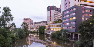 Die Fassade des Ihme-Zentrums in Hannover am Ufer der Ihme.