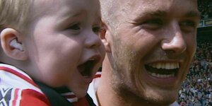 David Beckham mit Kind auf dem Arm