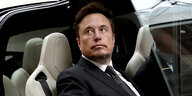 Elon Musk in einem Auto.