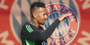 Boateng beim Training, im Hintergrund Vereinswappen vom FC Bayern München