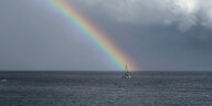 Ein Regenbogen über dem Meer.