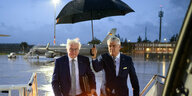Präsident Steinmeier unter einem Regenschirm.