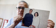 Taghi Ramahi, Ehemann von Narges Mohammadi, zeigt ein altes Foto von ihnen zusammen.