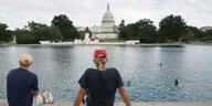 Personen an einem Teich vor dem Capitol in Washington.
