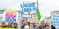 Menschen demonstrieren in Hamburg für Flüchtlinge