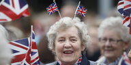 Ein Bild einer Frau mit England-Fahnen