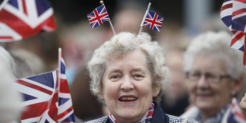 Ein Bild einer Frau mit England-Fahnen