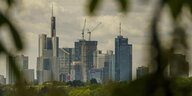 Frankfurt, Blick auf die Skyline mit den Gebäuden der Banken und anderen Hochhäusern
