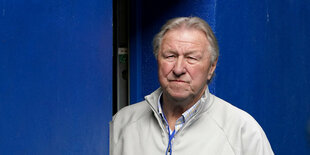 Horst Hrubesch im Inneren des Hamburger Volksparkstadion vor blau gestrichenen Wänden