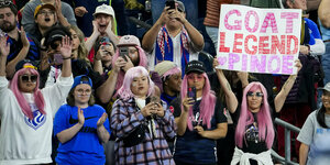 US-Frauenfußball: Fans von Megan Rapinoe mit pink gefärbten Haaren