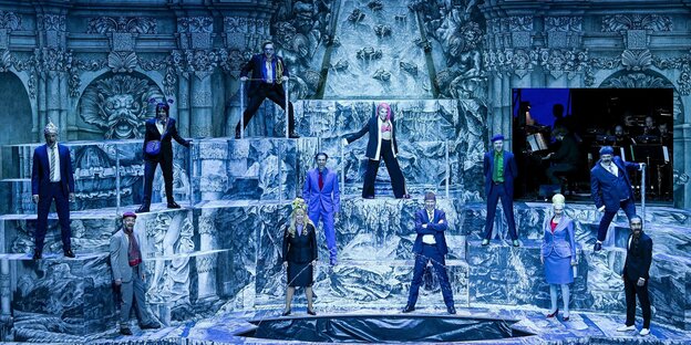 Blau-bizarres Bühnenbild mit Schauspielern auf verschiedenen Ebenen