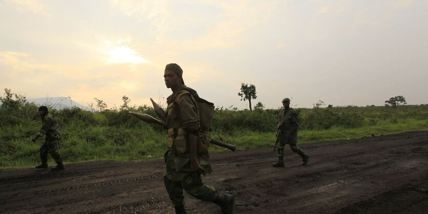 Soldat mit Waffen im Arm