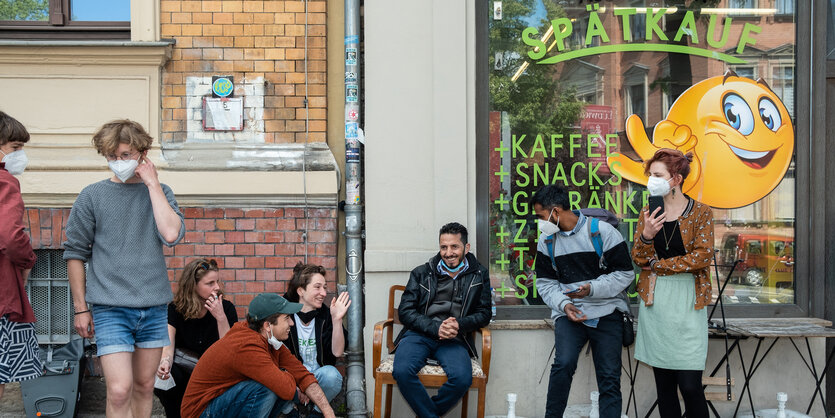 Eine Gruppe an Menschen steht vor dem Kiez-Döner in Halle und wartet auf den Besuch von Politikern