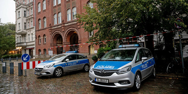 Polizeiautos und Absperrband vor einer Synagoge
