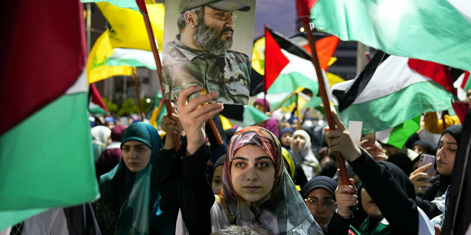 Reaktionen auf Angriff gegen Israel: Flaggen für Palästina 