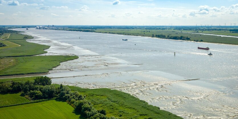 Die Weser zwischen Brake und Nordenham.