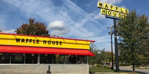 Fassade einer Waffle House-Filiale in Thomasville, North Carolina