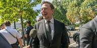 Elon Musk spricht in ein Mikrofon