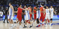 Chinesische und taiwanesische Basketballnationalspieler schütteln sich die Hand.