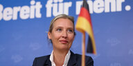Eine Frau neben einem Deutschlandfähnchen im Portrait
