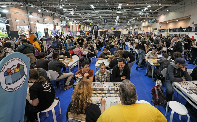 Blick in eine Halle, in der Brettspiele gespielt werden.