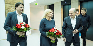 Die Spitzenkandidaten der SPD für die Landtagswahlen in Bayern, Florian von Brunn, und Hessen, Nancy Faeser, stehen mit Blumensträußen in der Hand im Foyer, umringt von Olaf Scholz, Kevin Kühnert, Saskia Esken und Rolf Mützenich. Sie Stimmung ist nicht so gut.