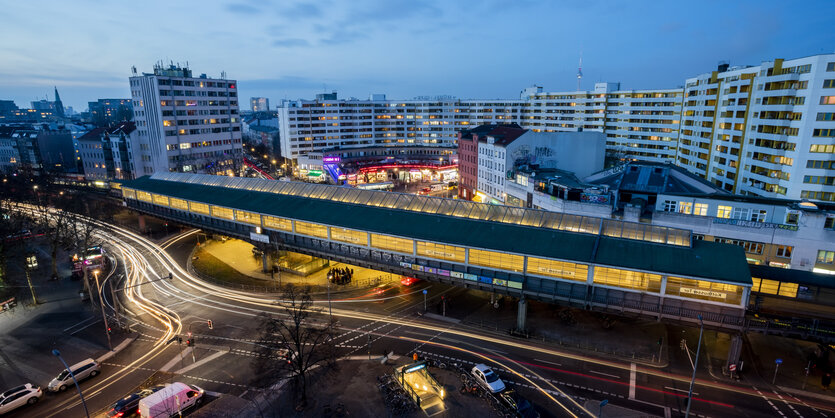 Das Kottbusser Tor und Umgebung, hell erleuchtet in der Dämmerung