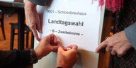 Das Foto zeigt ein Hinweisschild bei der Landtagswahl am vergangenen Sonntag in Bayern.