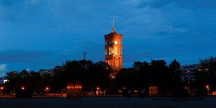 Das Rote Rathaus, nachts, angestrahlt