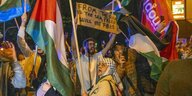 Demonstration von Pro-palästinensische Aktivisten in Duisburg-Hochfeld, sie schwenken palästinensische Flaggen und Flaggen von Samidoun. einer hält ein kleines Plakat: "From the river To the sea, palestine will be free"