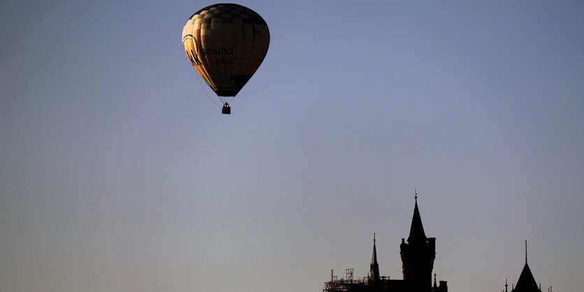 Ballon über Dorf