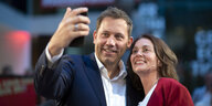SPD-Vorsitzender Lars Klingbeil und Europawahl-Spitzenkandidatin Katarina Barley machen einen Selfie.
