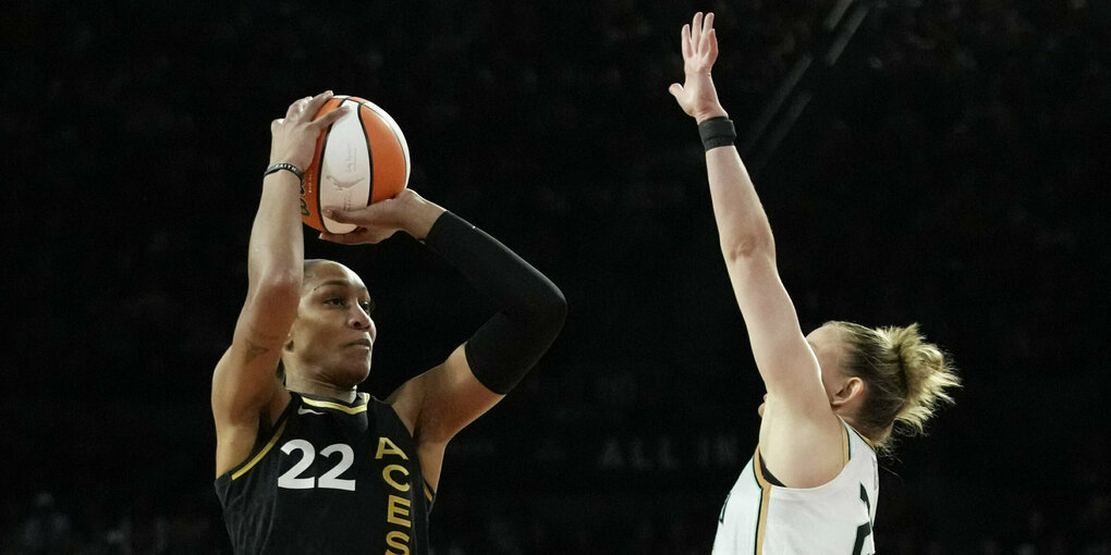 A'ja Wilson, Forward der Las Vegas Aces, wirft in der zweiten Halbzeit von Spiel 1 der WNBA-Basketball-Finalserie über Courtney Vandersloot (rechts), Guard der New York Liberty.