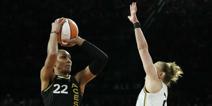 A'ja Wilson, Forward der Las Vegas Aces, wirft in der zweiten Halbzeit von Spiel 1 der WNBA-Basketball-Finalserie über Courtney Vandersloot (rechts), Guard der New York Liberty.