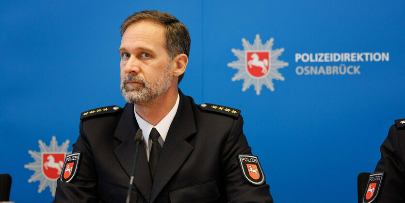 Polizist bei einer Pressekonferenz.