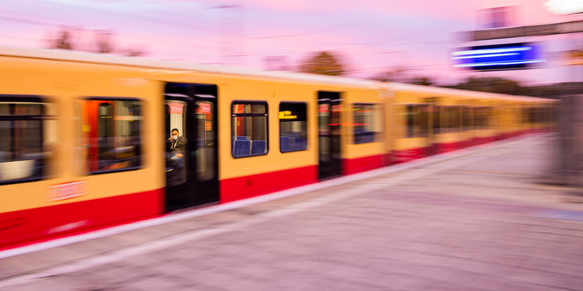 Das Bild zeigt eine S-Bahn mit offenen Türen am Bahnsteig.