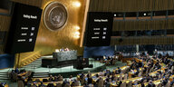 Abstimmungstafel mit Ergebnissen zum Ausschluss Russlands aus dem UN-Menschenrechtsrat während einer Sitzung der UNO-Generalversammlung