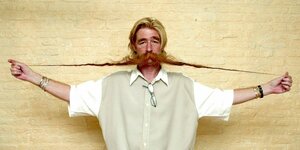 Der beligische Friseur Piet Satter zeigt seinen 1,95 Meter langen Schnurbart