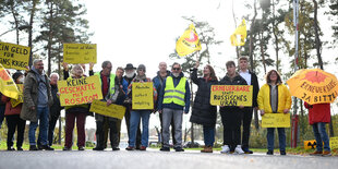 Protest mit Schildern.