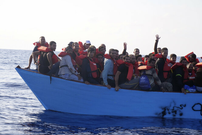 Geflüchtete in einem Boot in Libyen