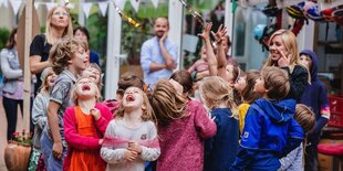 Kita-Kinder in einem Kreis