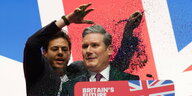 Ein Mann bestreut Labour-Vorsitzenden Keir Starmer mit Glitter