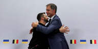 Präsident Selenski und Premierminister De Croo umarmen sich.